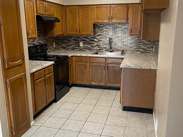 424 Lochridge Dr — Photo 8