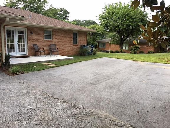 Apt B - Parking & Patio