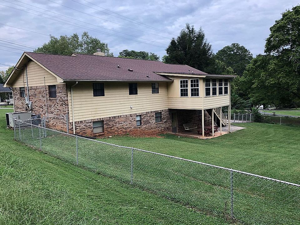 1st image of 10 Lynnolen Ln
