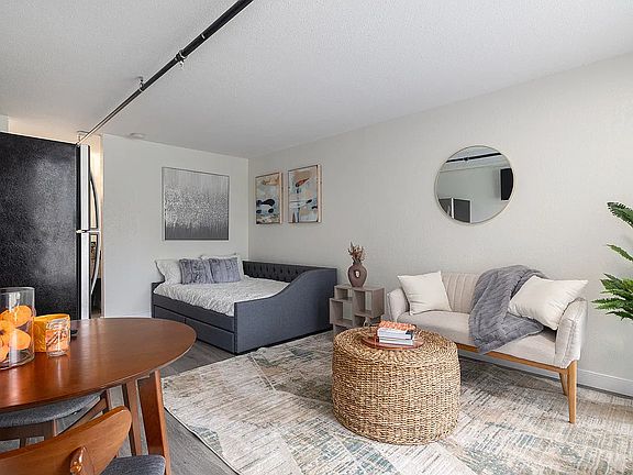 4th image of 1660 Ribaut Rd #213