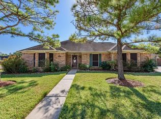 402 Meadow View Ct, Friendswood, TX 77546