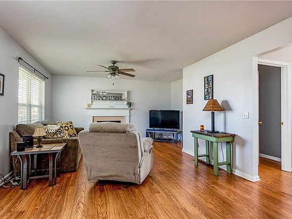 5th image of 329 Greenview Ct