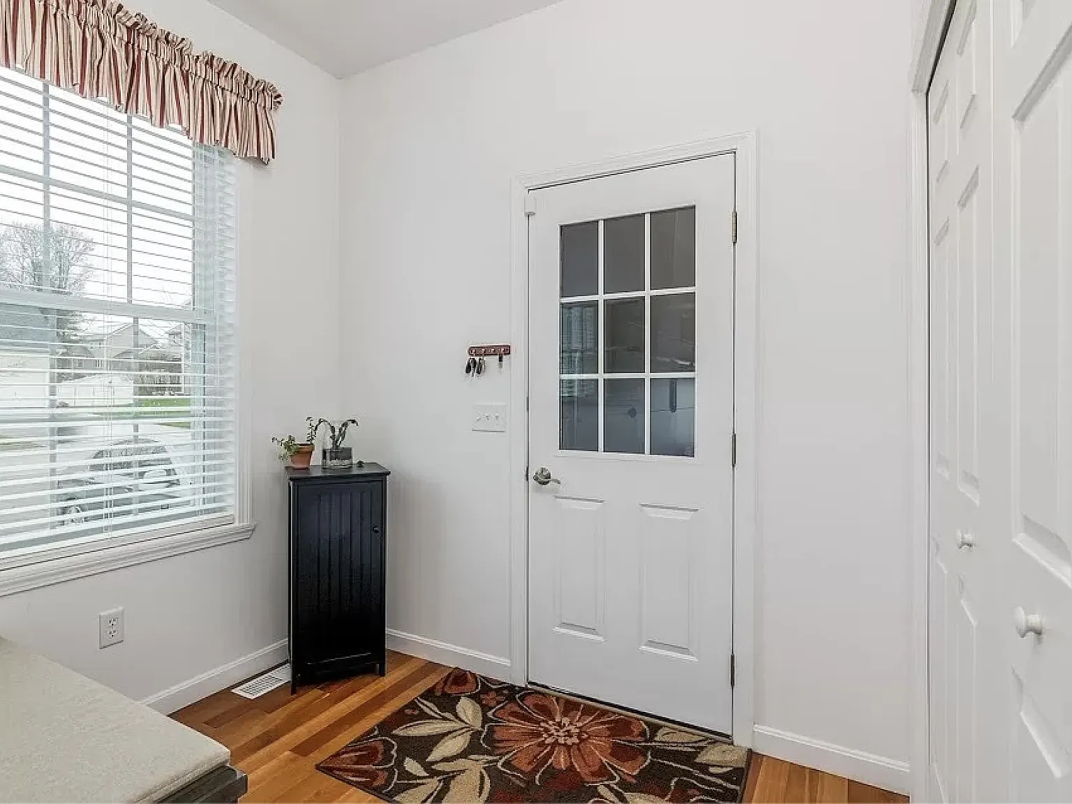 4 bed, 2.5 bath, 3317 sqft, $5,000 — Photo 3