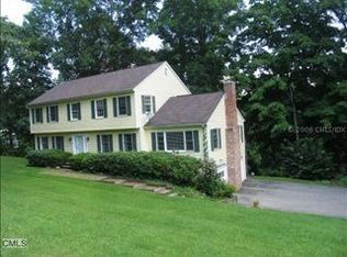18 Meadow Ridge Ln, New Milford, CT 06776