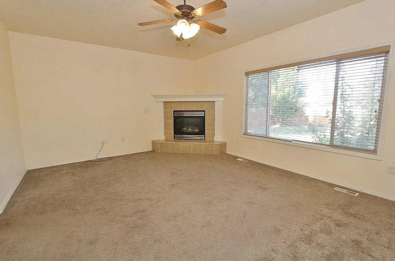 4 bed, 2.5 bath, 1677 sqft, $3,075 — Photo 4