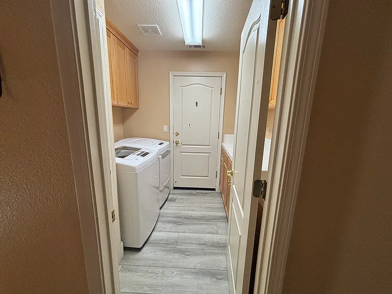 4800 Village Green Dr — Photo 24