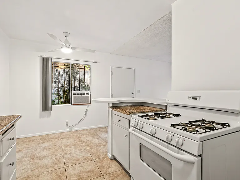 826 S Grand View St #1 — Photo 11