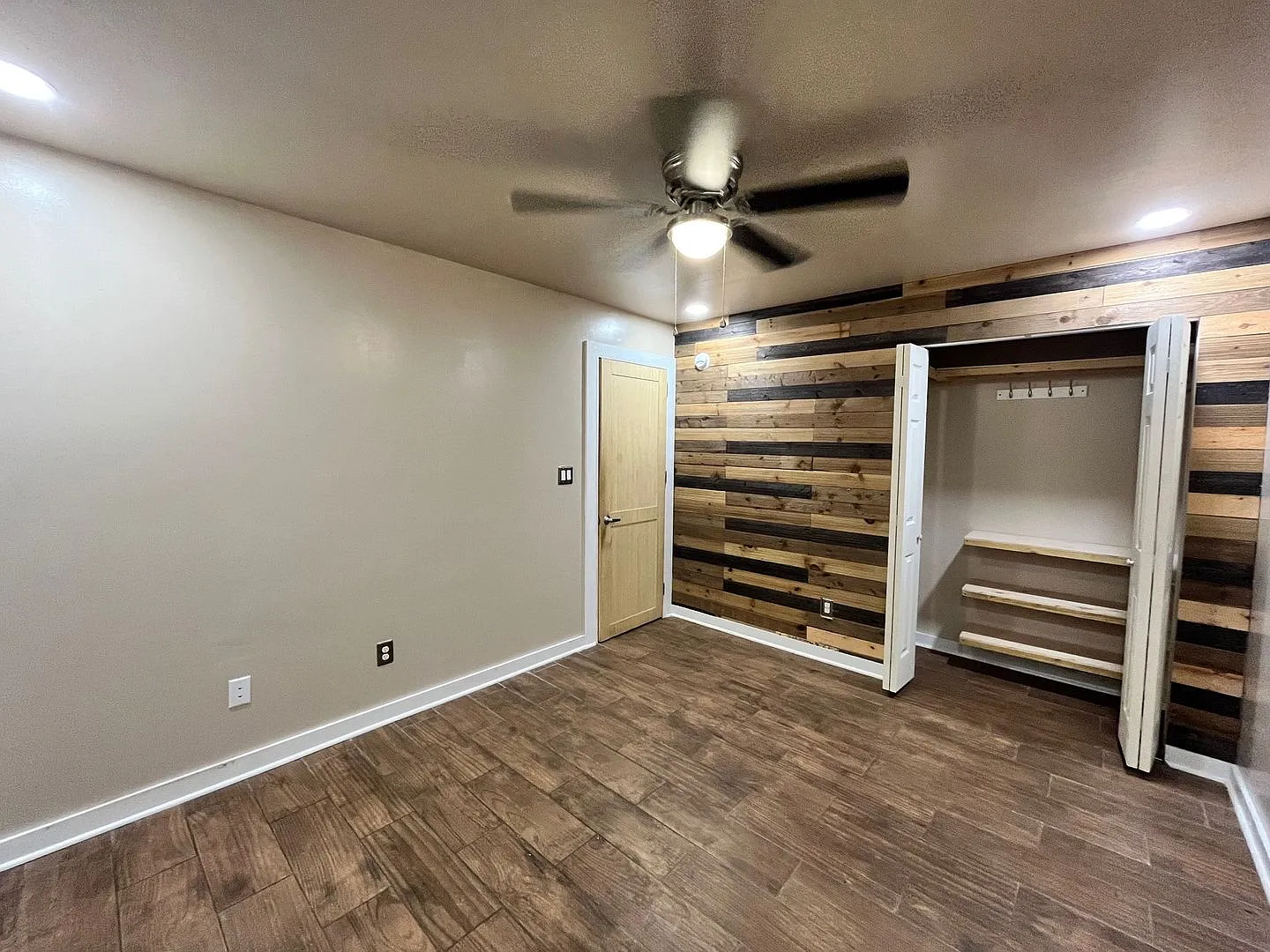 Great home avail in Hubert! Mini split AC in garage perfect for personal gym! — Photo 2