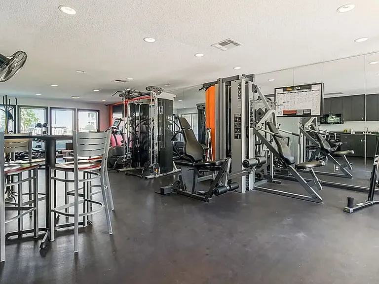 Falcon Point Apartments — Photo 44