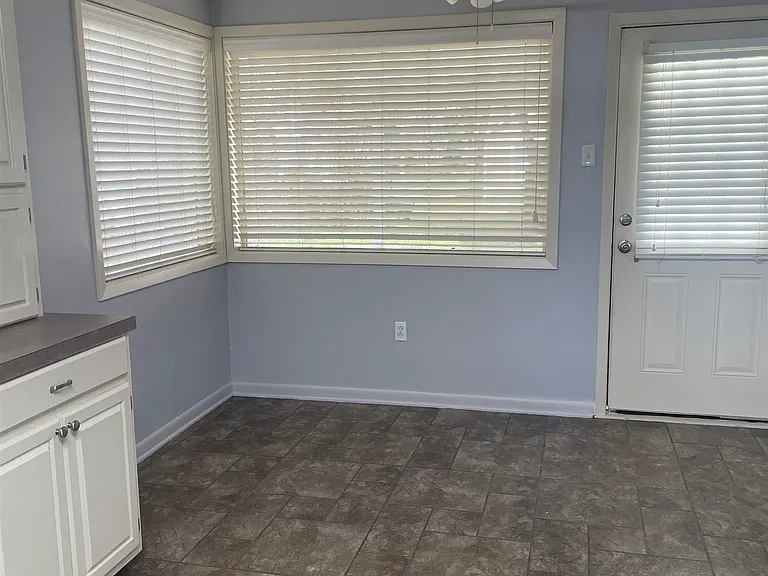 327 Morningside Dr — Photo 8