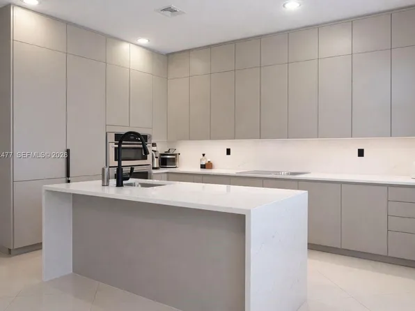 829 NE 191st St, Miami, FL 33179