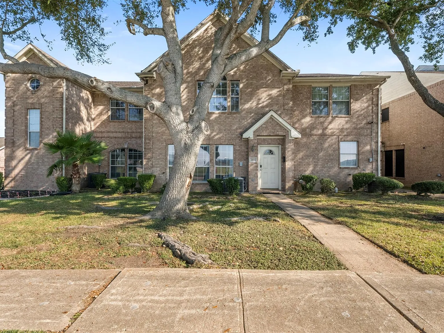3 bed, 2.5 bath, 1955 sqft, $2,200 — Photo 2