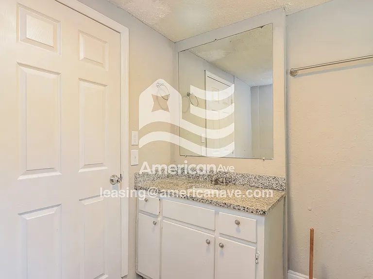 1556002_012_main_bathroom_14395560.jpg