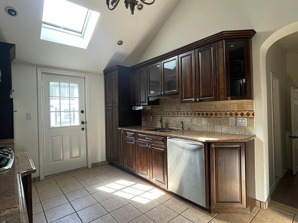 1st image of 25 Old Westbury Rd #4