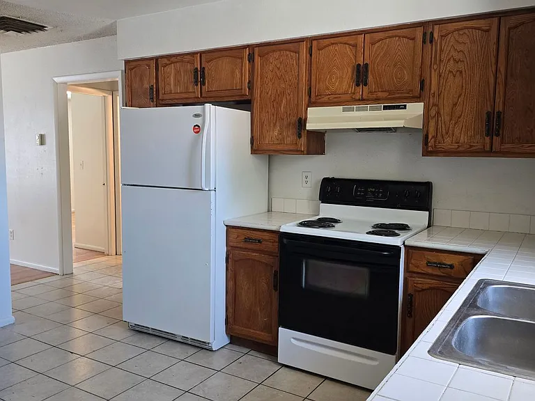 940 Iowa Ave — Photo 6