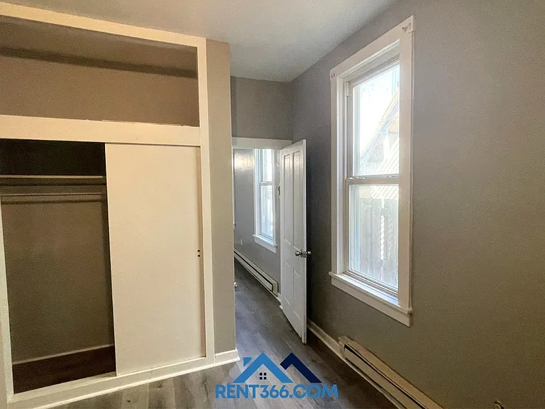 929 Center St — Photo 6