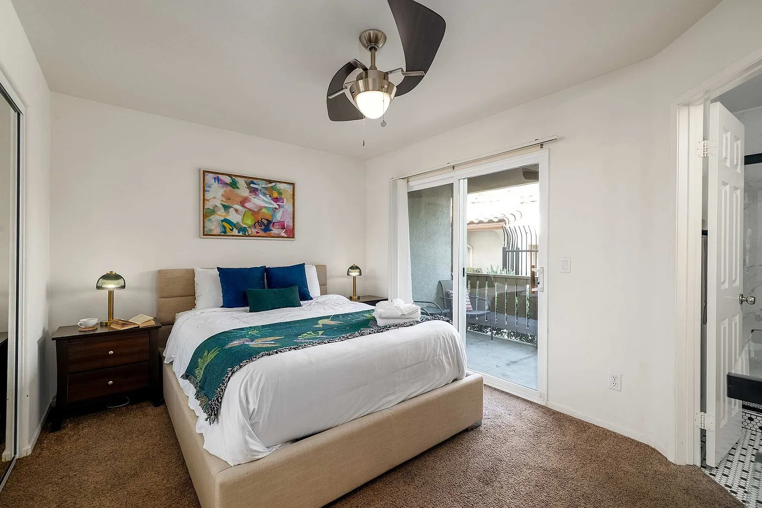 3 bed, 2.0 bath, 1033 sqft, $6,096 — Photo 4