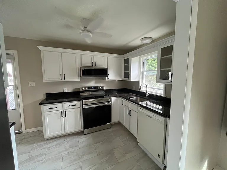 4647 Memorial Hwy — Photo 4