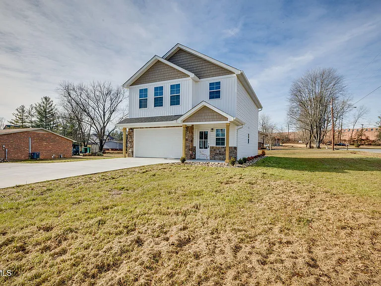 300 Robin Hood Ln — Photo 3