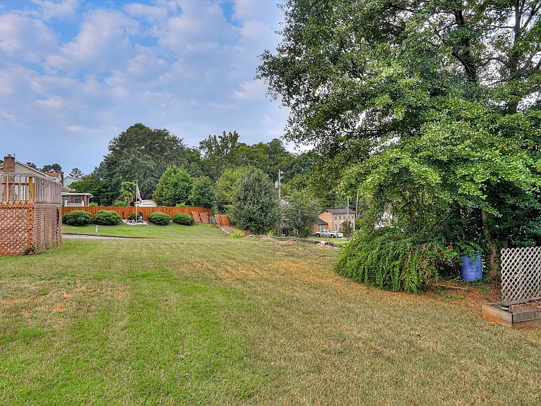 202 Holden Dr — Photo 35