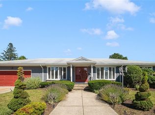30 Wardlaw Ct, Providence, RI 02908