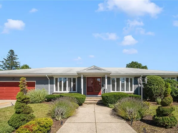 30 Wardlaw Ct, Providence, RI 02908