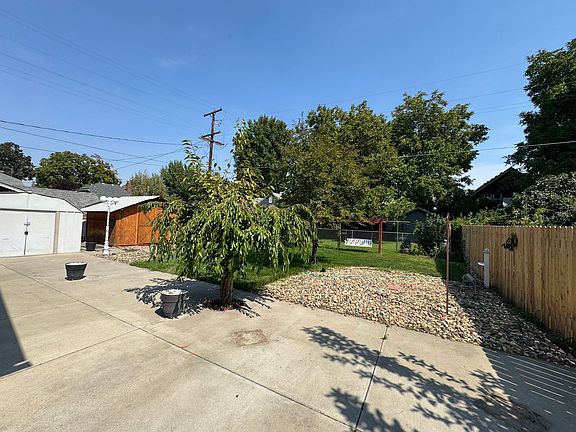 3rd image of 205 S 32nd Ave