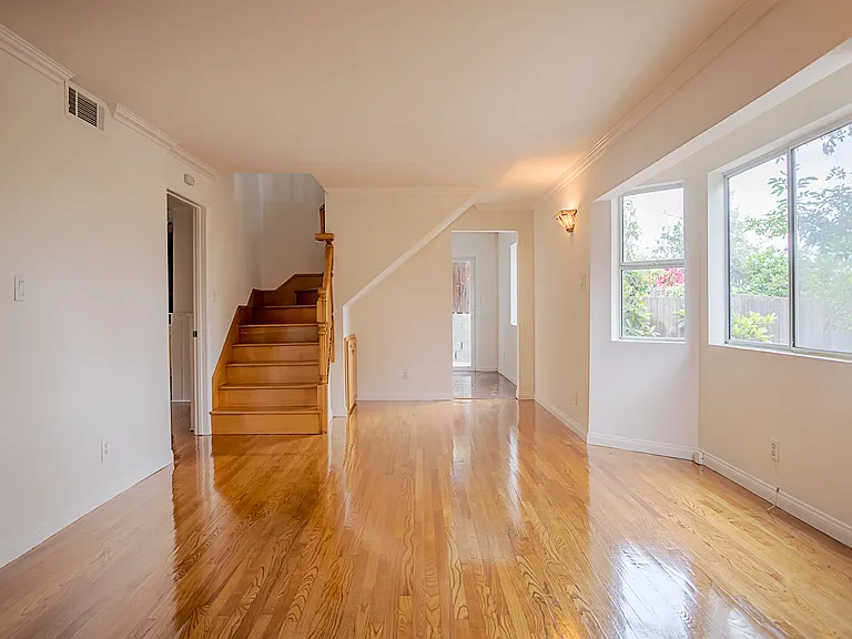 4018 Clayton Ave — Photo 2