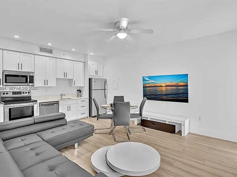 940 Michigan Ave #10 — Photo 17