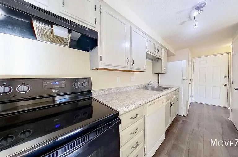 1641 Arlyn Cres E — Photo 6