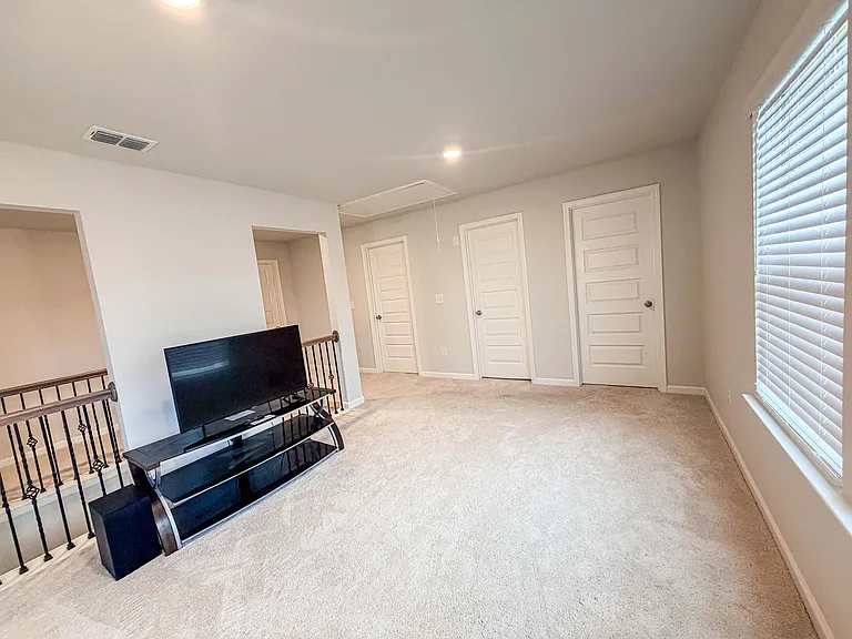 628 Sidney Ct — Photo 20