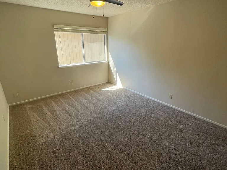 1818 H St #4 — Photo 10