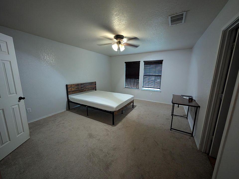 Master Bedroom with Queen Bed.