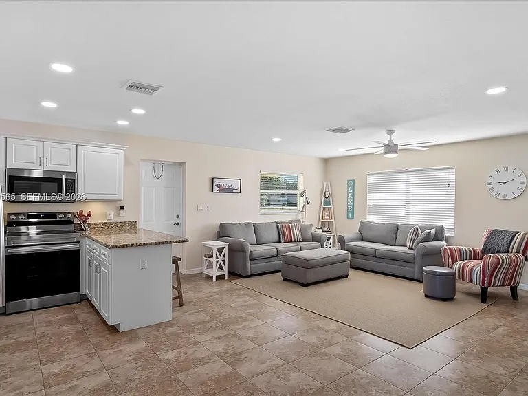 924 Lake Dr E — Photo 11