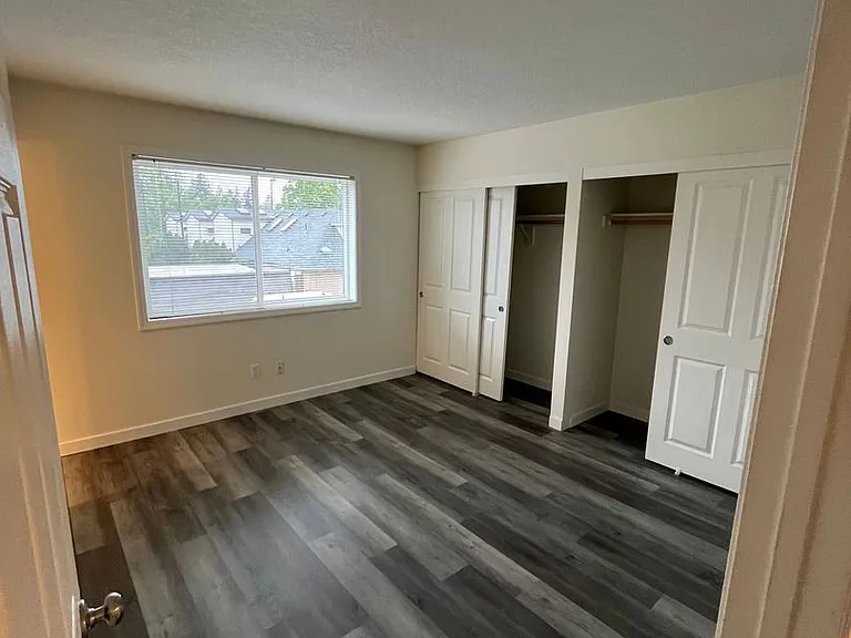 Rhine St. Apartments — Photo 10