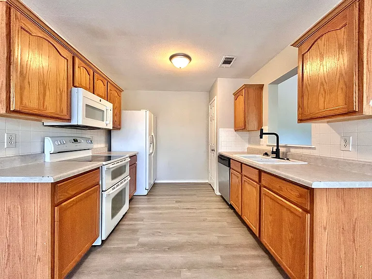 404 Mesquite Cir — Photo 9