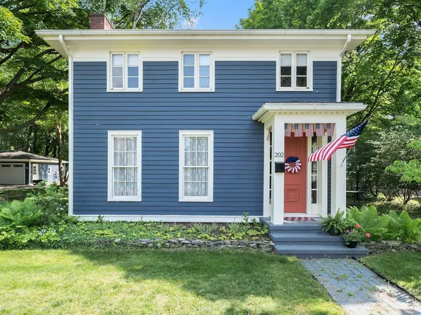 202 E South Holly Rd, Fenton, MI 48430