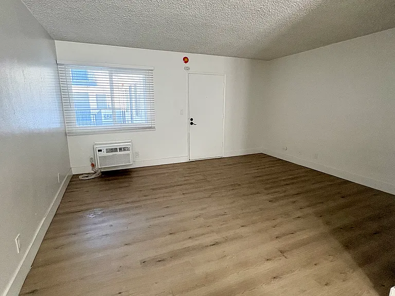 14839 Sherman Way #0 — Photo 4