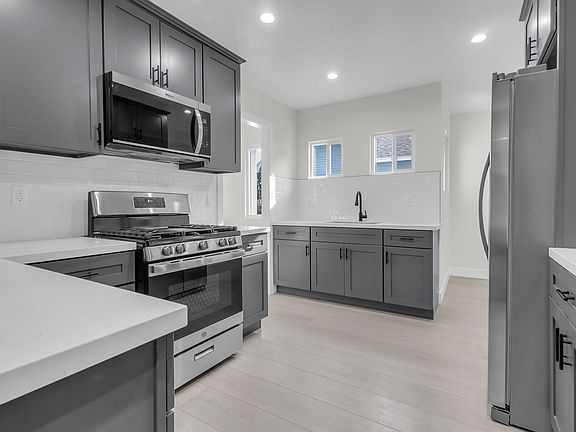 4th image of 4059 Denker Ave