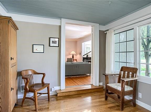 4th image of 6001 Wyandotte St