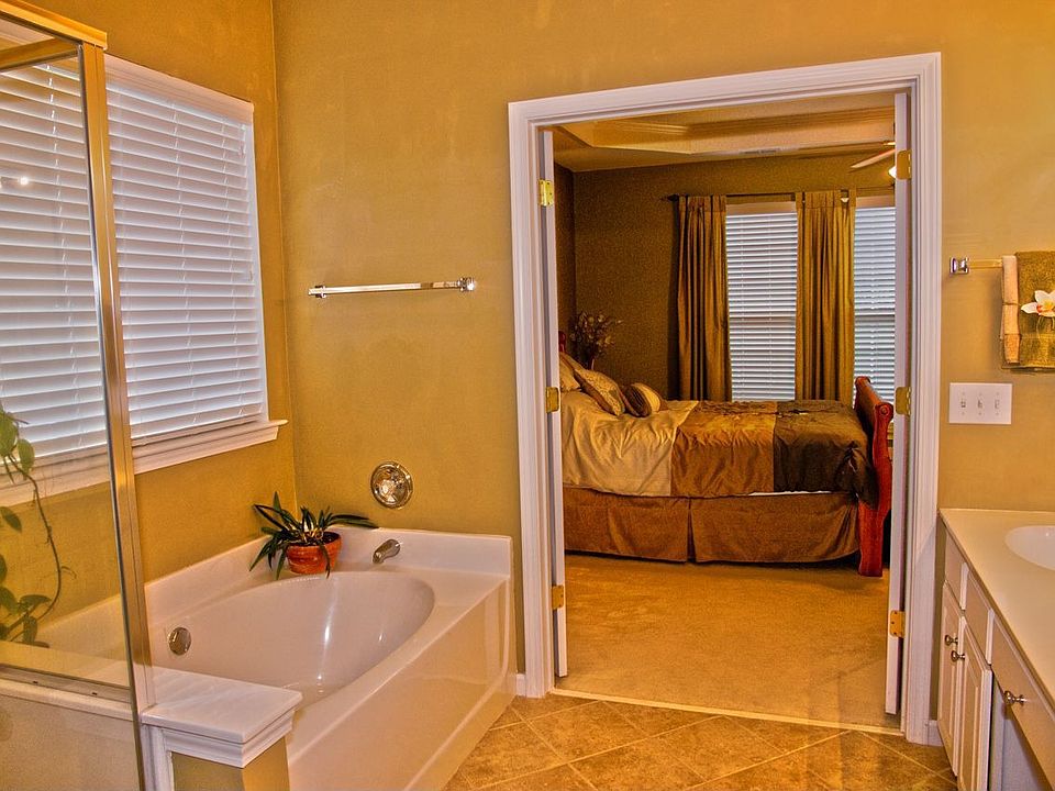 Master bath with garden tub