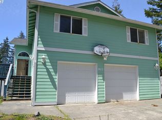 917 7th St, Brookings, OR 97415