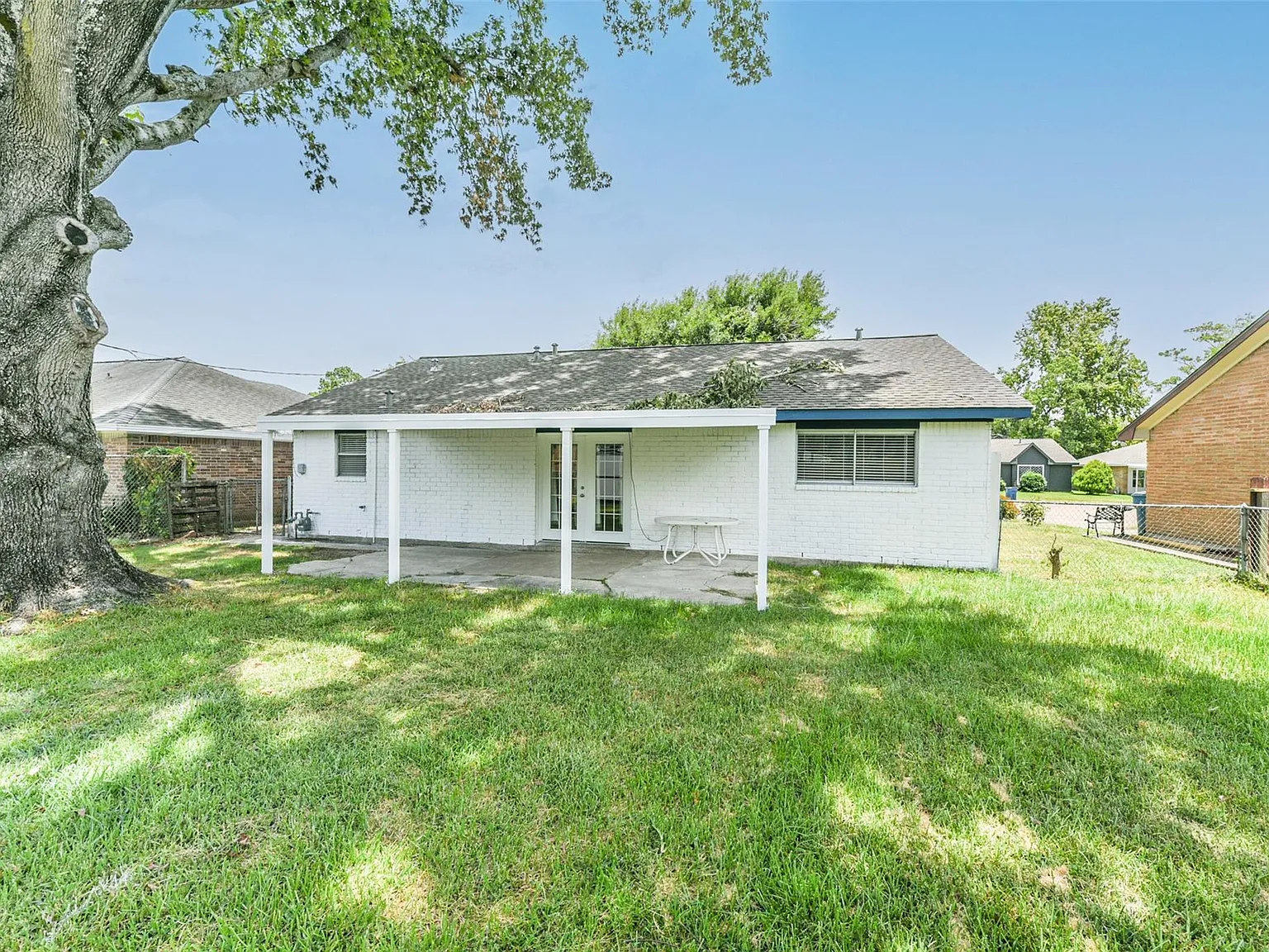 3 bed, 1.5 bath, 1301 sqft, $1,575 — Photo 2