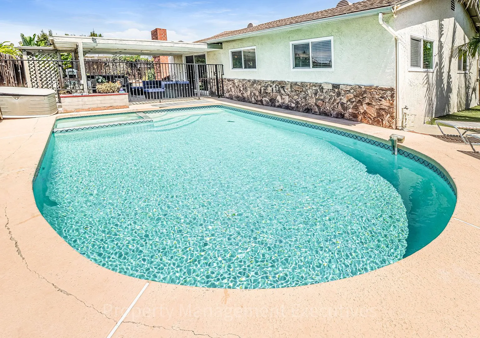 3 Bedroom, 2.5 Bath Home with 2 Car Garage & Pool/Spa — Photo 4