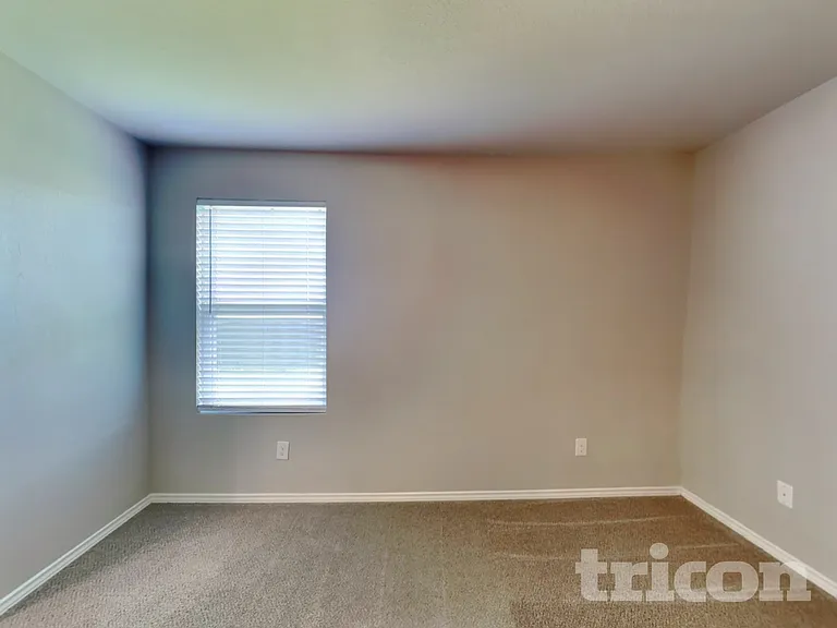 5306 Everett Loop — Photo 8