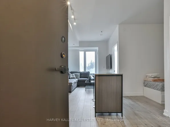 215 Lakeshore Rd W, Mississauga, ON