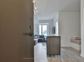 215 Lakeshore Rd W