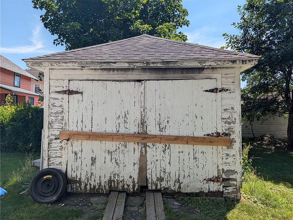 2nd image of 104 Mitchell St