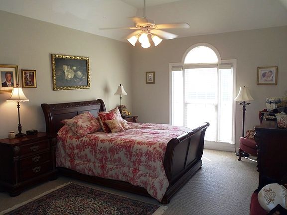 4th image of 2925 Vicwood Dr