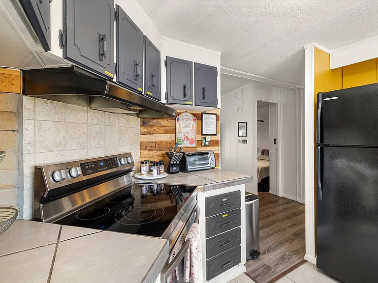 1051 Heritage Dr — Photo 4